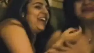 سحاق طالبات في حمام