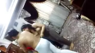 حورية هندية مفلسة، تمتص وجبة عصيرية في مقطع إباحي