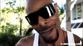 الفاتنة النحيفة أليكسيس تأخذ ضربات قاسية من قضيب أسود