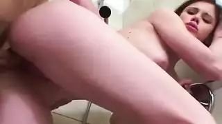 جنس محرم في الحمام ثدي كبير وجسم مشدود