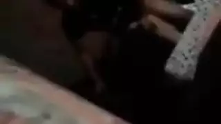 قاعد بنته على قضيبه ولهم قاعدين وراء وعماله والام مش واخذه بالها