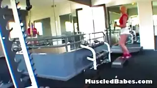 أول ظهور إباحي لرافين بليك: تركع على ركبتيها لتمص قضيب أنثوي