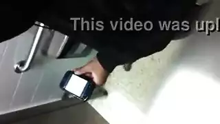 رجل مستقيم مبشر أظافر طويلة