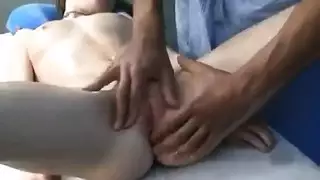 مدلك يدق فرج سمراء بأصابعه في مشهد إكس إكس إكس صريح