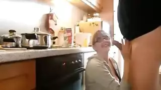 ضربات كلب المطبخ: مؤخرة ضخمة تتلقى ضربات قاسية