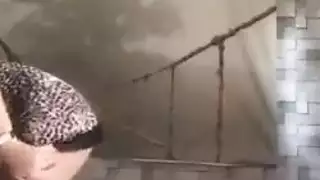 جلسة نكح وجه السمراء الفاسقة تتحول إلى نكاح جماعي قاسٍ