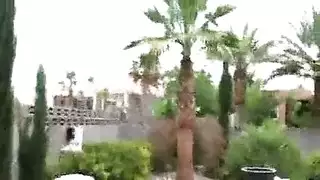 شقراء مغرية في سراويل زرقاء تقدم مشهد إباحي صريح