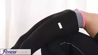 بعد إثارة طيزه ومص زبه، مدربها ينيكها بقوة