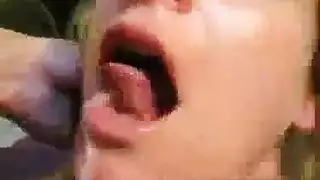 شقراء مراهقة تتعرض لضرب مؤخرتها الضيقة