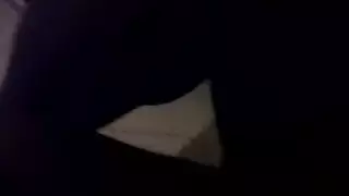 إباحية علنية: آسيوية تمص قضيبًا بعنف ثم لحس وإصبع مهبلها بهوس