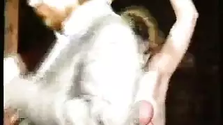 ميلفز متهيجة ترتدي لاتكس تحصل على فتحاتها الجائعة محشوة بقضيب ضخم