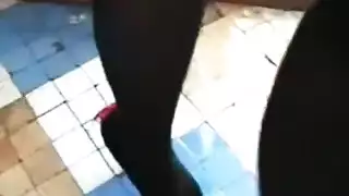 سيقان في جوارب طويلة وكعب عالٍ تُفتح للقضيب