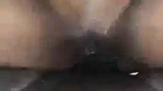 قضيبان وفتاة سمراء واحدة: عملية جماعية بملابس حمراء