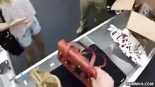 فتاة أمريكية تبيع جسدها مقابل المال وتنك وضع كلبّي صارم