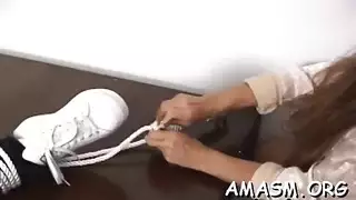 اثنان من الدمى الشقراء المطيعة يلعبان صديق الديك الفضي