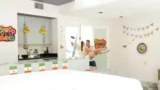 لانا النحيفة تتعرض للضرب بقضيب صلب صخري