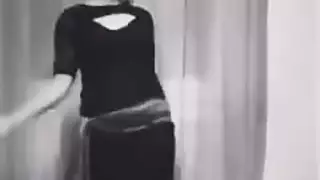 بتعمل حلوه في كسها