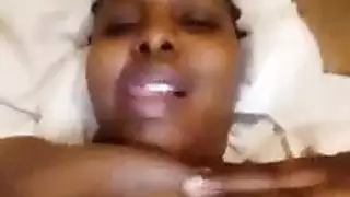 عاهرة سمراء ساخنة تلعب ببظرها بينما لا أحد يراقب