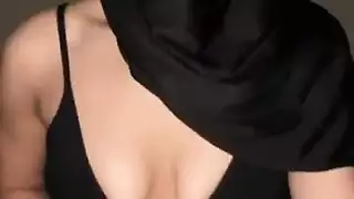 جلسة فتاة محجبة ساخنة تمارس العادة السرية على صدرها بطريقة إباحية