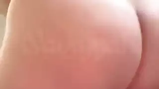 مثيرة ومفلسة، هذه الفتاة العربية تظهر ثدييها وتداعب فرجها المشعر على الكاميرا