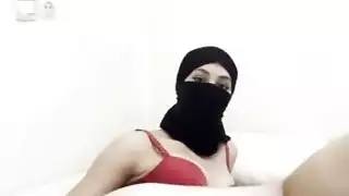 فتاة عربية محتشمة في نقاب تستمني فرجها العصير بإثارة شديدة