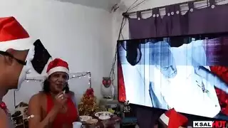 فيديو إباحي في العطلة: داني تأخذ قضيبين صلبين يضربان مهبلها المبلل