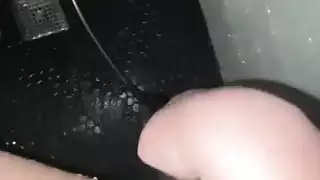 خيال مراهقة صريح: استمناء في الدش لجسمها المثالي