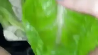 فتاة مراهقة بريئة تتعلم أخذ القضيب مثل عاهرة هواة صغيرة جيدة