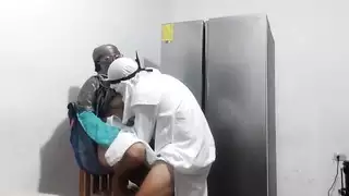 نجم إباحي يمارس الجنس على الثلاجة للوصول لهزة جماع قوية