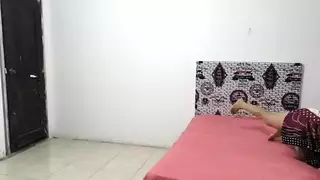 الزوج يضبط زوجته تأخذ قضيب اللاتيني وينضم إلى الجِماع