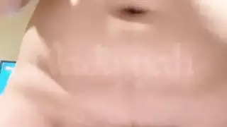 فتاة عربية عارية مثيرة مع ثدي ضخم وكس كثيف