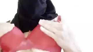 فتاة مسلمة ذات أثداء كبيرة ترتدي حجابًا تأخذ قذفًا على أثدائها