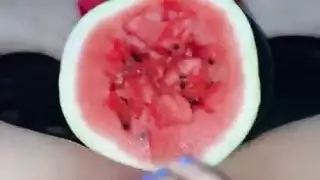 مقطع إباحي هاوي: جسد شاب ضيق يهتز بهزات جماع متعددة