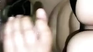 أم عربية بمؤخرة عملاقة تأخذ إيلاجاً مزدوجاً