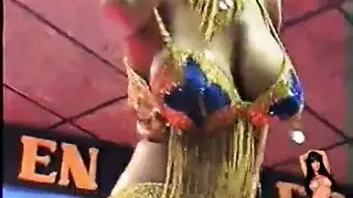 أداء رقص شرقي إباحي مع مراهقة سودانية عارية تلعب بكسيها