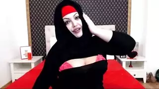 فتاة مسلمة فاتنة تخلع حجابها لجلسة ويب صريحة