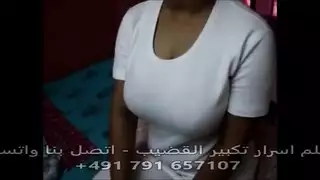 إباحية لامرأة عربية ممتلئة: أثداء ضخمة وفرج طماع