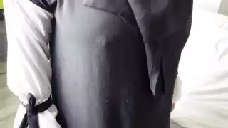 خادمة عربية حارة تمارس جنساً قاسياً مع زبون الفندق