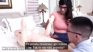 درس النجمة الإباحية ميا خليفة الصريح: إيلاج الأصابع والمقص لعذراء