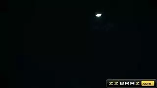 كارلا كوش في فعل صريح: العميل يضرب مهبلها الرطب بعمق