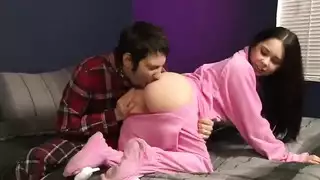 يبعبص اخته فوق البنطلون الشفاف في المطبخ