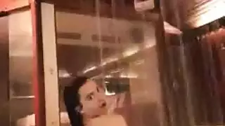 جنس أول مرة جامح: فتاة آسيوية ورجل أسود أصلع مثير