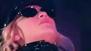 سمراء مرتدية جوارب وكعب عالي تأخذ قضيب أسود كبير بقوة