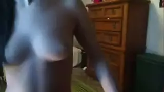 ثنائي مراهقين: لعق بخشونة وجنس شرجي صعب على الأريكة