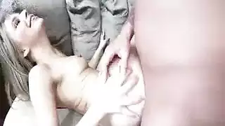 الاب يدخل هو و مراته على عيالهم وهم ينيكو بعض