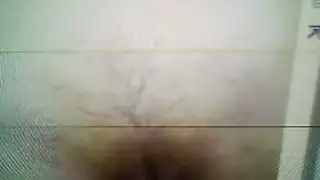 مشهد إباحي: فتاة تركية تفتح كسها المبلول