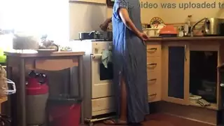 خادمة تركية تمارس الجنس المكثف في المطبخ مع رئيسها الشهواني