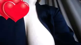 مراهقة ذات أثداء كبيرة تمص حلمتها في مشهد جنسي صريح وحشي