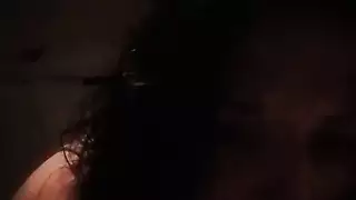 أفضل جنس فموي على الإطلاق: فتاة بيضاء تستخدم فمها ويديها للمتعة