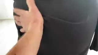 مؤخرة زوجة الأب العربية الضيقة تُمارس عليها الجنس بقوة وهي تنظف